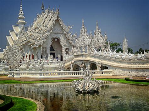  Wat Rong Khun: En glittrande, surrealistisk pagodi i Chiang Rai!