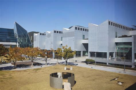 The Busan Museum of Art: Enthralling Displays and A Gateway to Artistic Exploration!