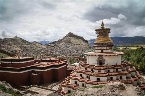  Gyantse Kumbum: En labyrint av Buddhas och en spektakulär utsikt över Himalayas sluttningar!