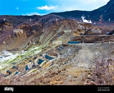 Hakone Ōwakudani Vulkankrater! Ett Mystiskt Landskap Skapat av Eldens Kraft