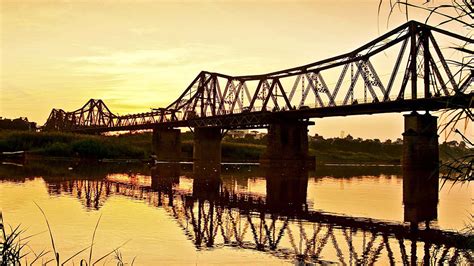  Long Biên Bridge: En historisk stålkoloss mitt i Hanois pulserande liv!