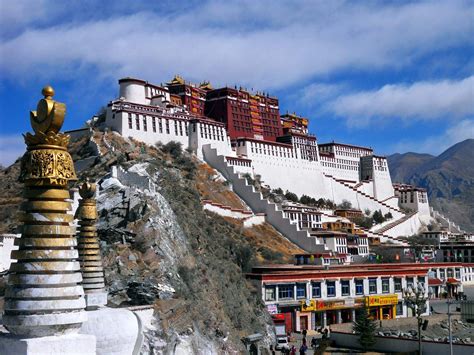  Potala-palatset: En historisk skattkista fylld med spirituell majestät!