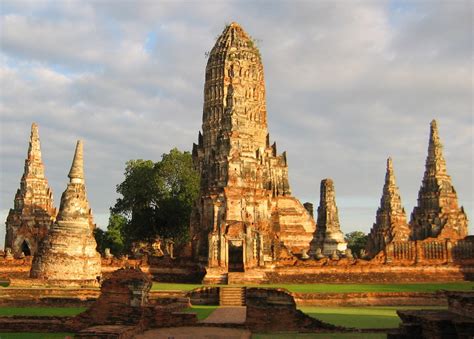 Wat Chaiwatthanaram i Ayutthaya – En mystisk ruin med en touch av magisk realism!