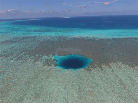 Yongle Blue Hole! En Magisk undervattensvärld och en Parad för Dykare